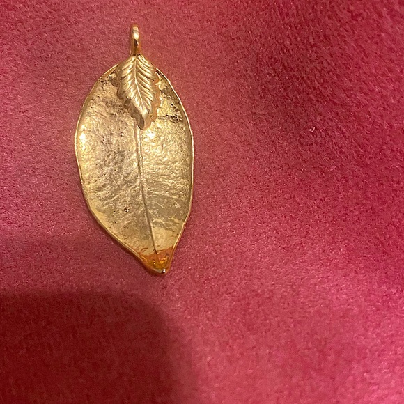 Vintage Gold plated leaf pendant - Picture 3 of 3
